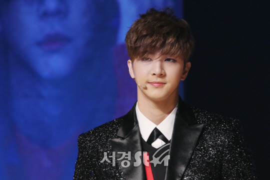 오늘자 쇼케이스 기사 사진에서도 살아남은 천둥.jpg | 인스티즈