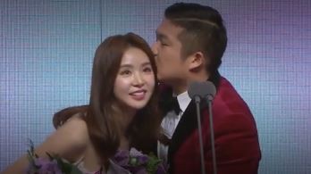 MBC 방송연예대상 인기상 수상 기념, 조세호·차오루 깜짝 뽀뽀
