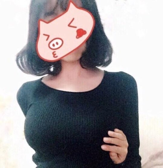 지금 중국 여성들 사이에서 유행하고 있는 '가슴 터치 인증샷'.jpg | 인스티즈