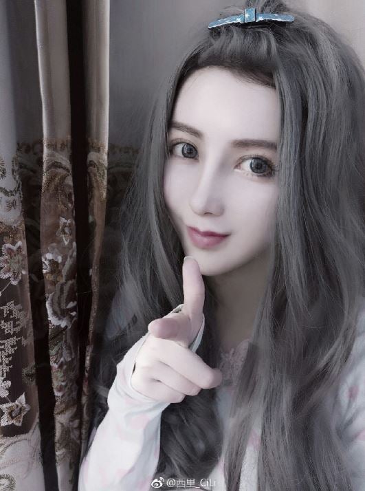 과도한 성형으로 인형이 된 톱스타 여친 | 인스티즈