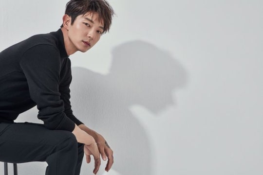 "Lee Joon Gi regresa en una nueva pieza de trabajo. Con el director Kim Jin Min. Los puños y el conocimiento legal tambien van a ser mostrados en 'Sang-Pil' el abogado de elite que sera trasmitido en Mayo." 0003727733_001_20180227130312935