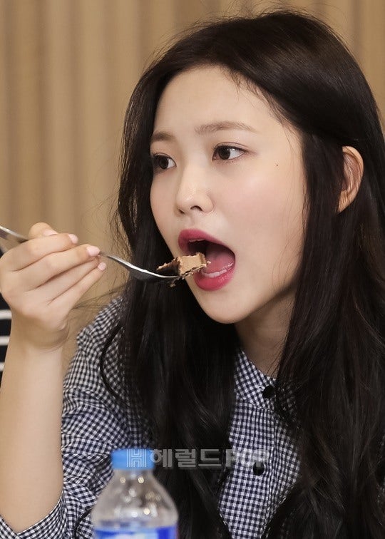 [화보] 어디까지 먹어봤니? 레드벨벳 예리, 먹방계의 샛별 등극! | 인스티즈