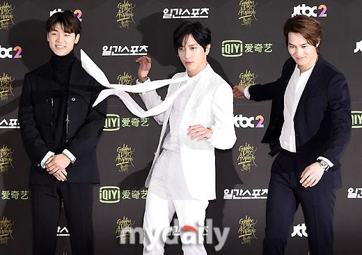 男아이돌, 레드카펫서 불붙은 포즈 대결 "승자는?" | 인스티즈