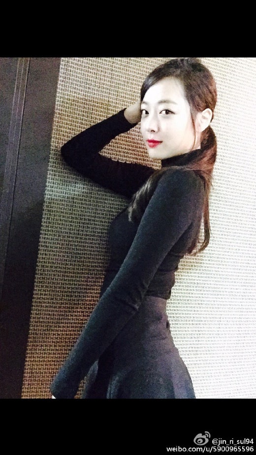 "새 SNS 개설"…설리, 핑크 드레스로 매력 과시 | 인스티즈