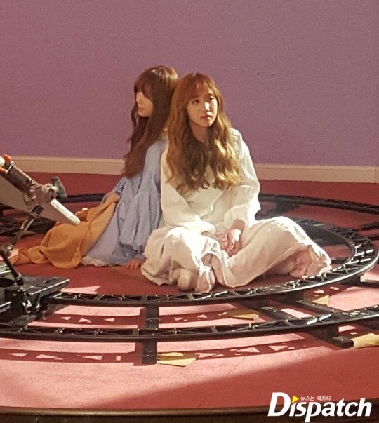 [스타캐스트] "휴대폰을 털어라"...러블리즈, 운명의 컴백셀카 | 인스티즈