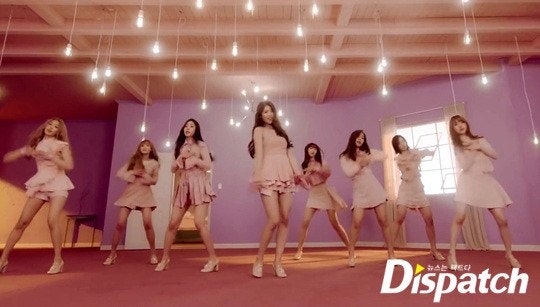 [스타캐스트] "휴대폰을 털어라"...러블리즈, 운명의 컴백셀카 | 인스티즈