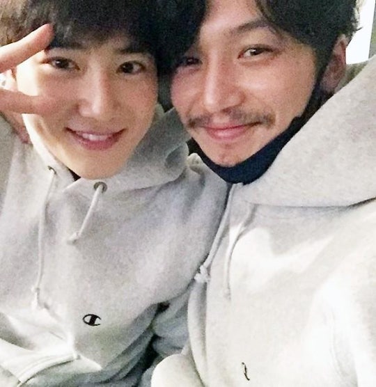 [Selfie] "형제의 커플티"…변요한·수호, 훈남 브로맨스 | 인스티즈