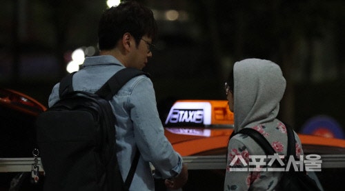 [단독입수] 초아, 남친과 日여행 귀국길 포착...이번엔 어떤 반응? | 인스티즈